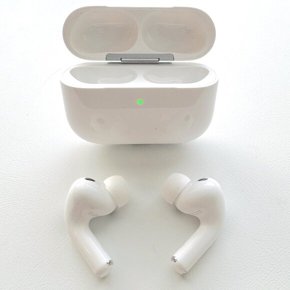 NWT (Open Box) Apple AirPods Pro 3 - Model A30632 + 2 cases, 4 Extra Ear Tips - Picture 7 of 16